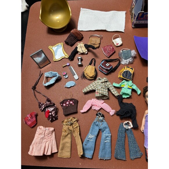 Bratz Doll Lot with Mini Car, Surfboard, Accessories, Clothes and 7 Dolls - Picture 5 of 7